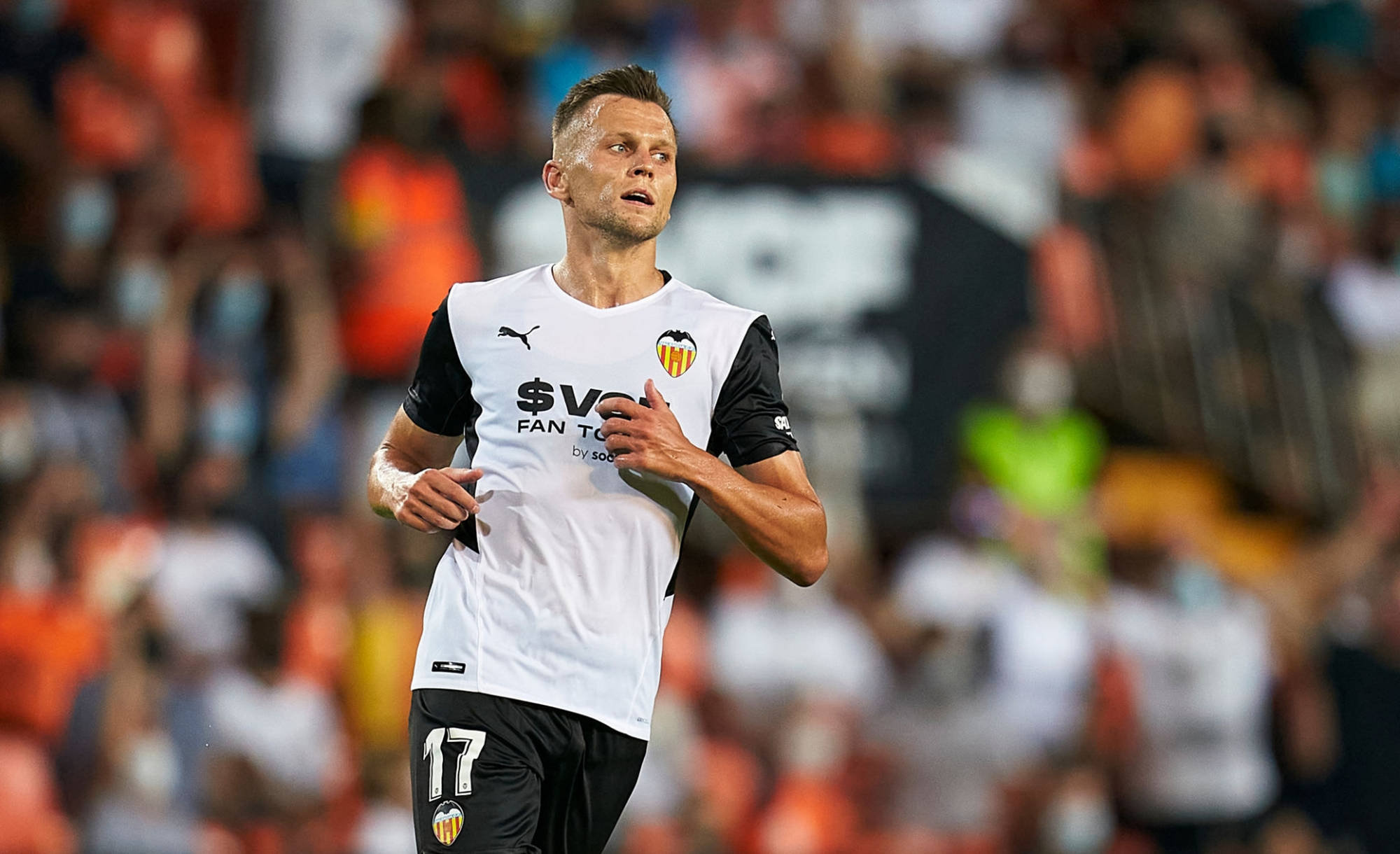 国王杯倒计时；瓦伦西亚今晨复出首秀；细节引发关注；质疑声仍在；更衣室氛围转暖的简单介绍