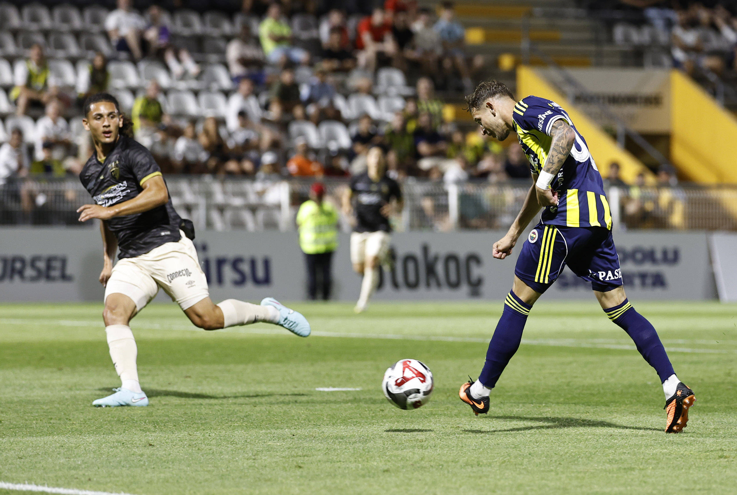 赛前法兰克福调整名单以备欧冠，内部沟通环节打磨，压力陡增，年轻球员得到机会的简单介绍